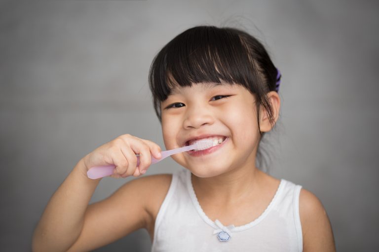 trik-ajarkan-si-kecil-menyikat-gigi-dengan-cara-menyenangkan