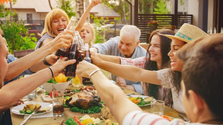 menikmati pengalaman self-catering dengan memasak bersama