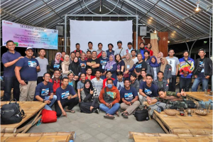 Fotografer sedang berdiskusi dan berbagi pengalaman dalam komunitas fotografi