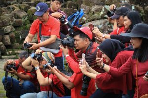 Anggota komunitas fotografi sedang melakukan sesi hunting foto di luar ruangan