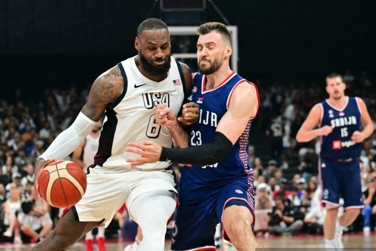 Pemain NBA dalam aksi di lapangan basket