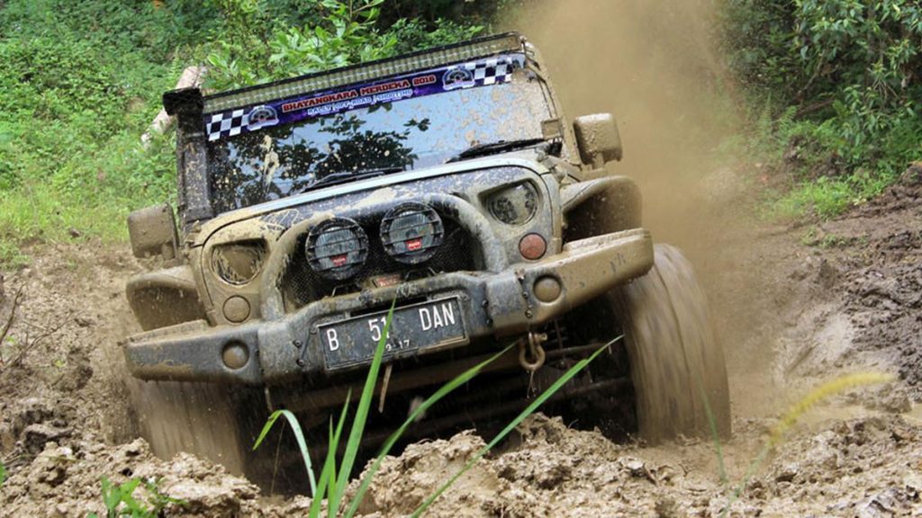 Kendaraan off-road melintasi medan berat dengan performa maksimal