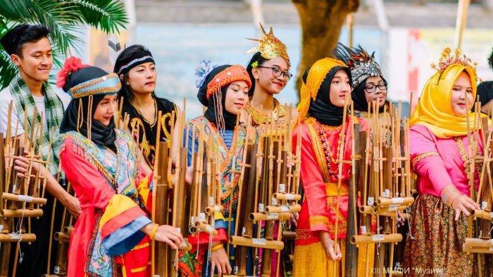 Angklung Alat musik tradisional Indonesia yang mendunia.