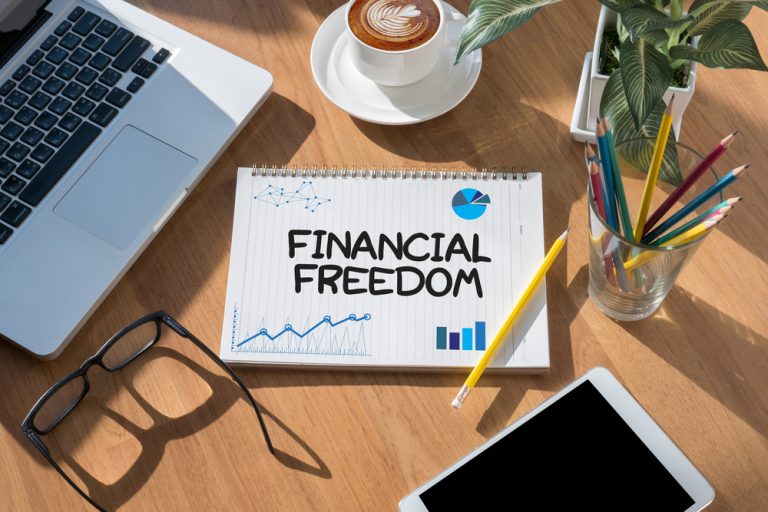 cara mencapai financial freedom dengan tips perencanaan keuangan dan investasi
