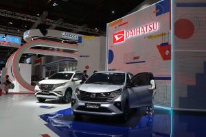 Pameran Daihatsu menampilkan Sigra dan Terios dengan latar merek bercahaya