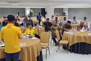 Suasana rapat internal partai politik dengan para anggota yang sedang berdiskusi