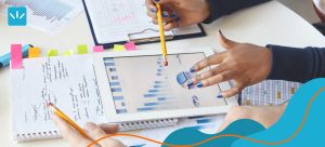 Ilustrasi proses riset pasar dengan analisis data.