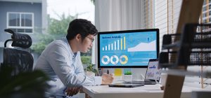 Profesional menganalisis data digital untuk strategi pemasaran online