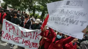 Mahasiswa menggelar aksi unjuk rasa menuntut kebijakan yang berpihak kepada rakyat, mencerminkan tekanan publik terhadap pemerintah