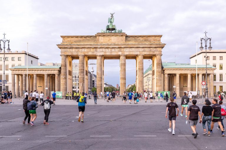 Wisatawan berjalan menuju Gerbang Brandenburg, ikon bersejarah di Berlin, Jerman