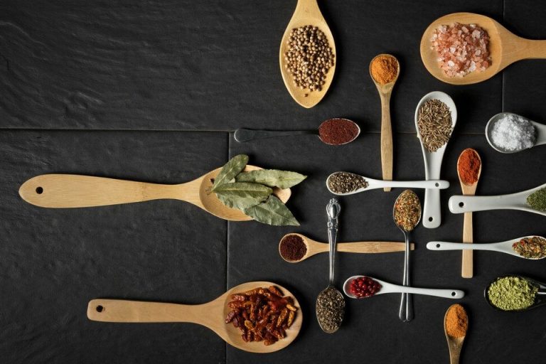 Berbagai rempah dan bahan alami untuk pembuatan minuman serbuk dengan jasa maklon profesional