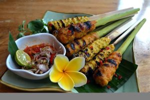 Sate lilit khas Bali yang terbuat dari daging cincang berbumbu, dililitkan pada serai, lalu dipanggang hingga matang dengan aroma khas rempah-rempah