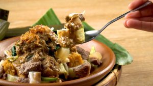 Rujak cingur khas Jawa Timur dengan campuran sayuran dan cingur, disajikan dengan bumbu petis khas