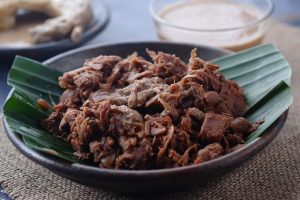 Gudeg khas Yogyakarta yang terbuat dari nangka muda dimasak dengan santan dan gula aren, disajikan di atas daun pisang dalam piring tanah liat