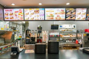 Restoran cepat saji dengan berbagai pilihan menu praktis seperti burger dan ayam goreng, ideal untuk makan cepat atau dibawa pulang