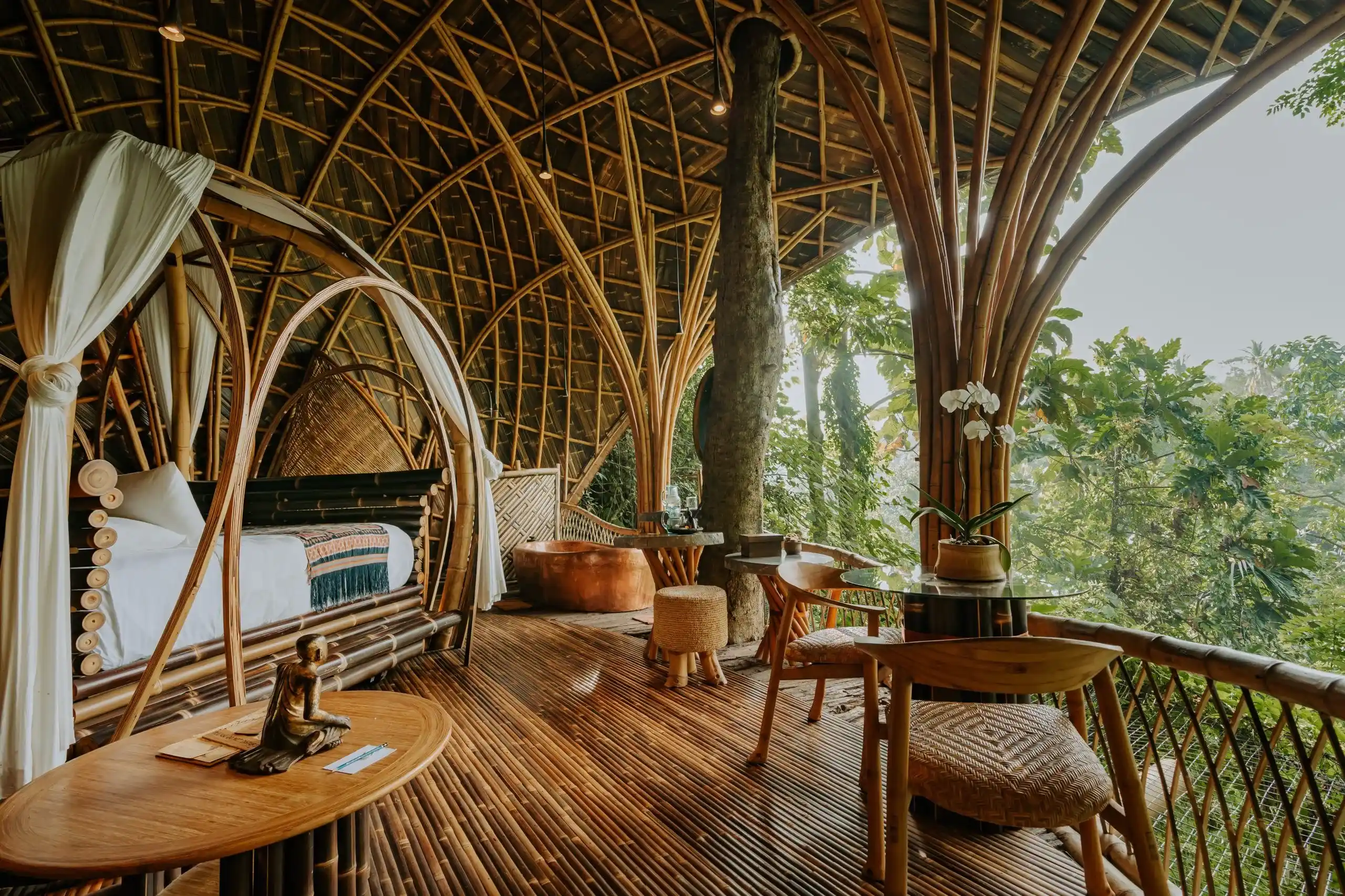 Desain interior Bambu Indah di Ubud, Bali, yang menggunakan bambu lokal dan menyatu dengan lanskap tropis sekitarnya