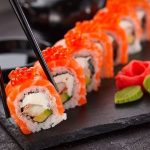 Sepiring sushi dengan nasi yang dipersiapkan dengan sempurna, mencerminkan kuliner tradisional Jepang yang penuh seni.