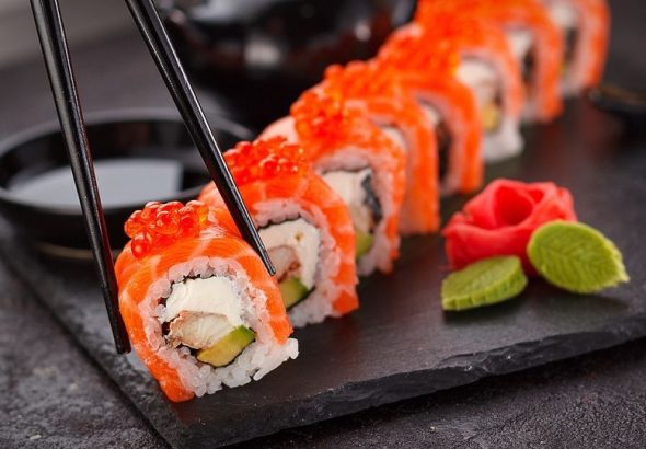 Sepiring sushi dengan nasi yang dipersiapkan dengan sempurna, mencerminkan kuliner tradisional Jepang yang penuh seni.