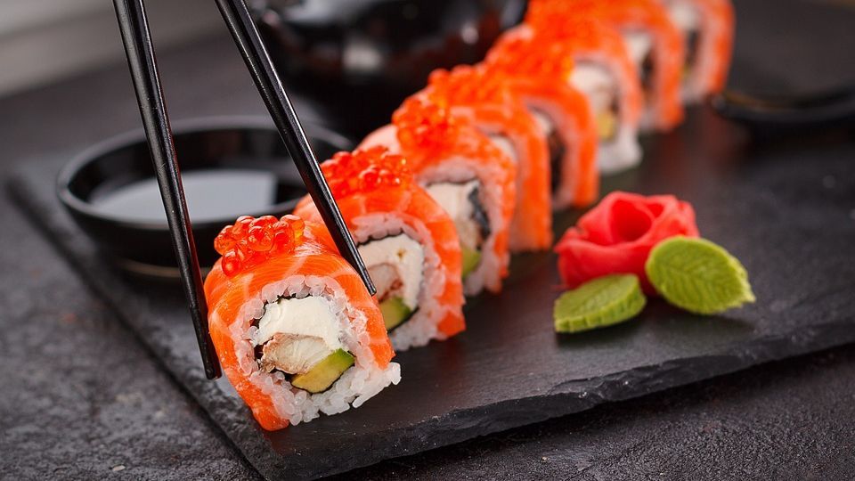 Sepiring sushi dengan nasi yang dipersiapkan dengan sempurna, mencerminkan kuliner tradisional Jepang yang penuh seni.