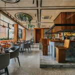 Suasana restoran casual dining dengan tempat duduk nyaman dan suasana santai, cocok untuk makan bersama keluarga atau teman