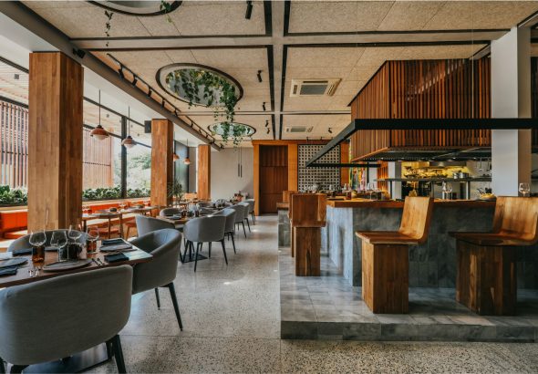 Suasana restoran casual dining dengan tempat duduk nyaman dan suasana santai, cocok untuk makan bersama keluarga atau teman