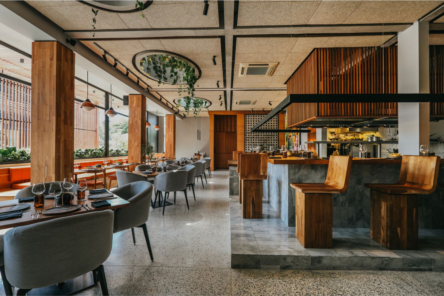 Suasana restoran casual dining dengan tempat duduk nyaman dan suasana santai, cocok untuk makan bersama keluarga atau teman