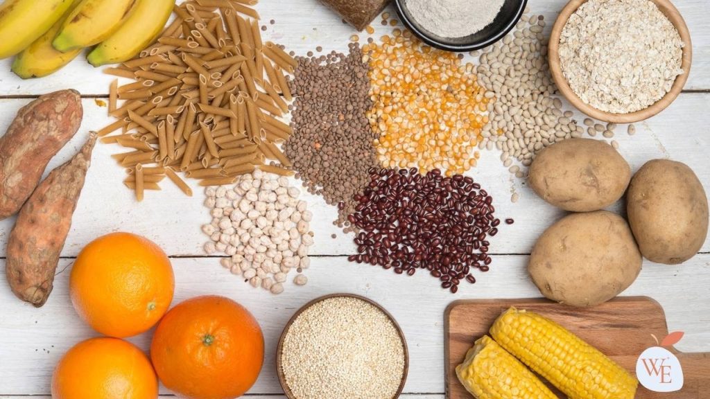 sumber karbohidrat dengan indeks glikemik rendah, termasuk oatmeal, quinoa, kacang-kacangan, dan disajikan di atas meja kayu