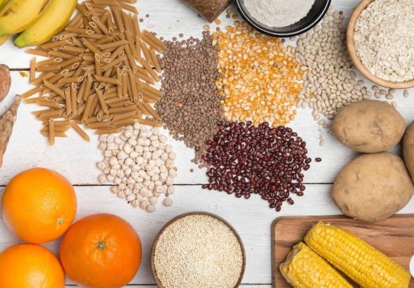 sumber karbohidrat dengan indeks glikemik rendah, termasuk oatmeal, quinoa, kacang-kacangan, dan disajikan di atas meja kayu