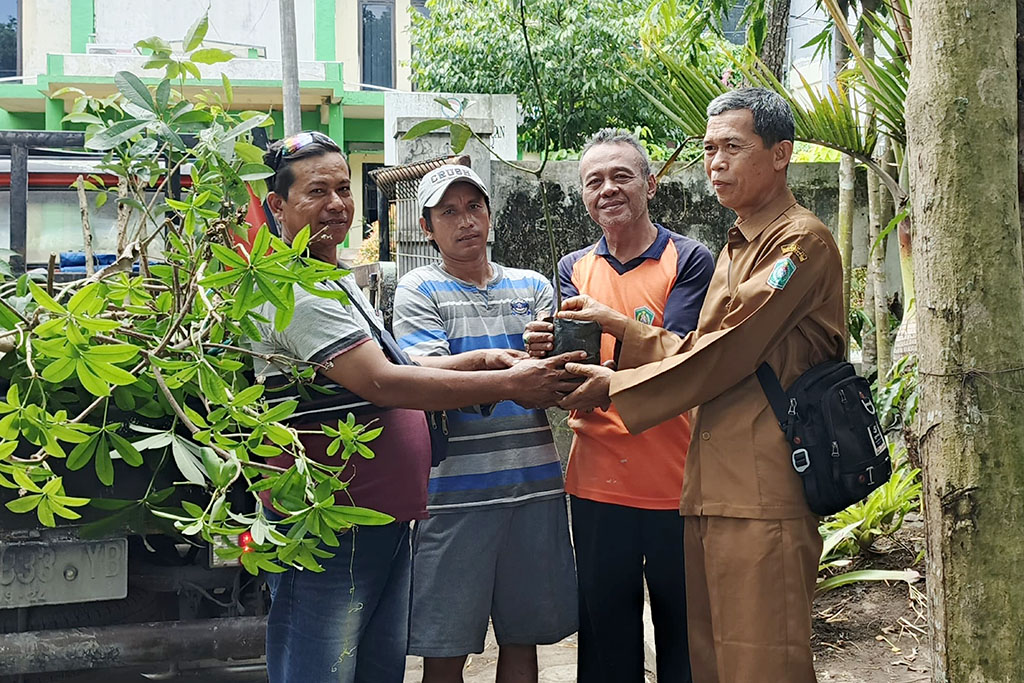 Petugas DLH Provinsi Aceh menyerahkan bibit tanaman kepada warga sebagai bagian dari program penghijauan untuk mendukung lingkungan berkelanjutan
