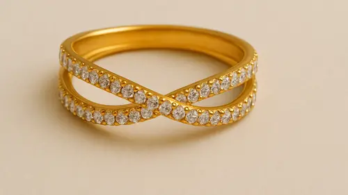 Cincin wanita model two-tone belah rotan dengan kilau berlian, desain elegan dan kekinian untuk hadiah spesial