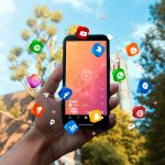 Ilustrasi marketing media sosial yang mengarahkan klik menjadi konversi bisnis