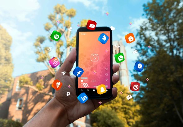 Ilustrasi marketing media sosial yang mengarahkan klik menjadi konversi bisnis