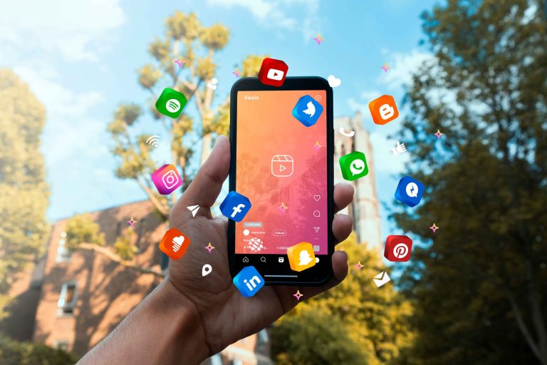 Ilustrasi marketing media sosial yang mengarahkan klik menjadi konversi bisnis