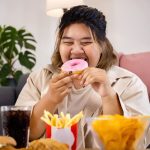 Ilustrasi gaya hidup sehat dengan kebiasaan buruk
