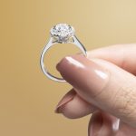 Perhiasan berlian elegan sebagai hadiah pernikahan yang bermakna untuk pasangan pengantin baru
