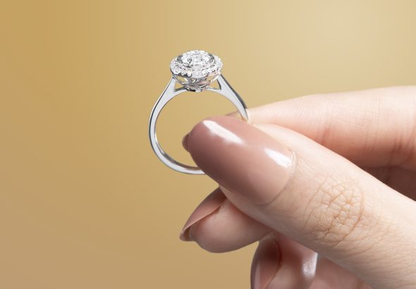 Perhiasan berlian elegan sebagai hadiah pernikahan yang bermakna untuk pasangan pengantin baru
