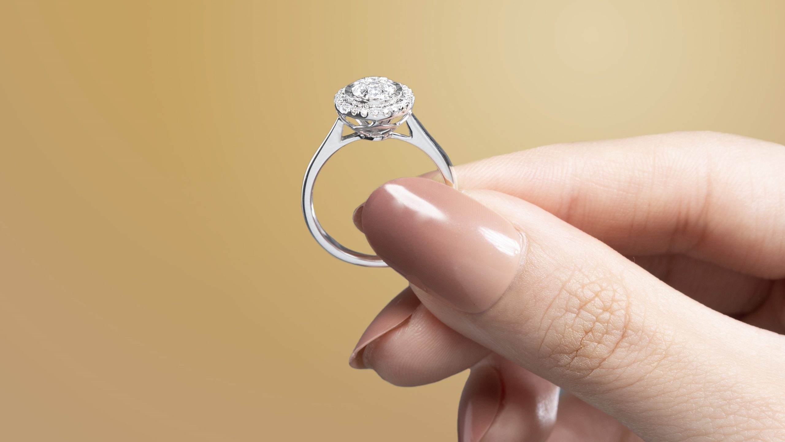 Perhiasan berlian elegan sebagai hadiah pernikahan yang bermakna untuk pasangan pengantin baru