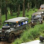 Offroad Bandung dengan kendaraan 4x4 melewati jalur alam yang menantang