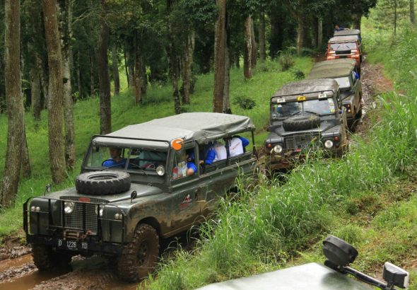 Offroad Bandung dengan kendaraan 4x4 melewati jalur alam yang menantang