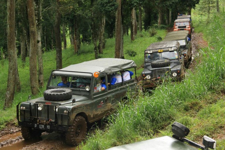 Offroad Bandung dengan kendaraan 4x4 melewati jalur alam yang menantang