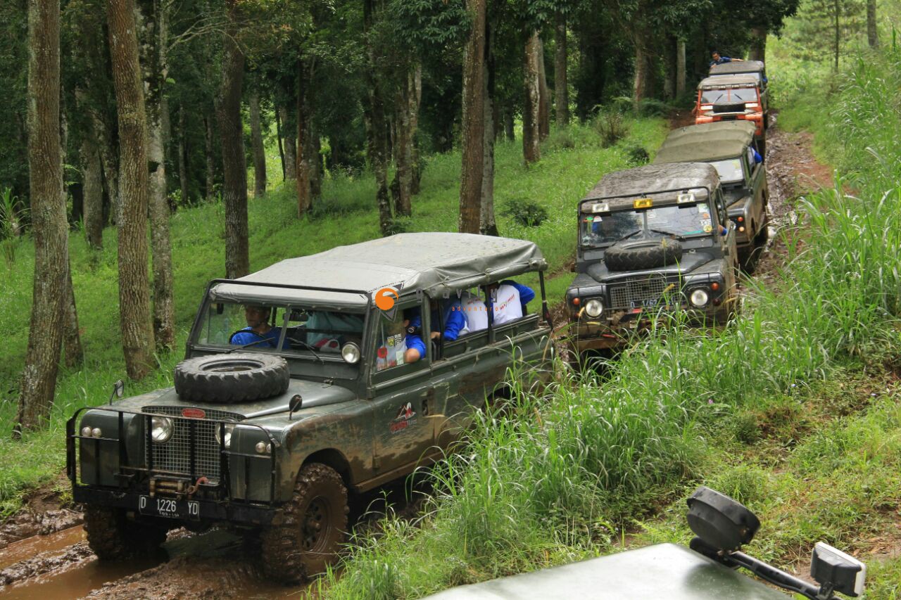 Offroad Bandung dengan kendaraan 4x4 melewati jalur alam yang menantang